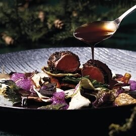 Reh, Pilz, Laub, schwarze Nüsse, Walnuss, Rotkrautsauce Reh, Pilz, Laub, schwarze Nüsse, Walnuss, Rotkrautsauce