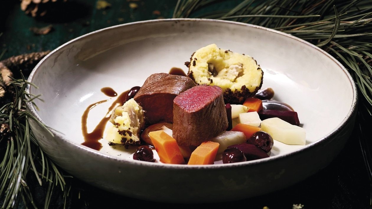 Wildhase, Wurzelgemüse, Kirschen, Kartoffeln, Maroni, Pumpernickel, Rotwein
