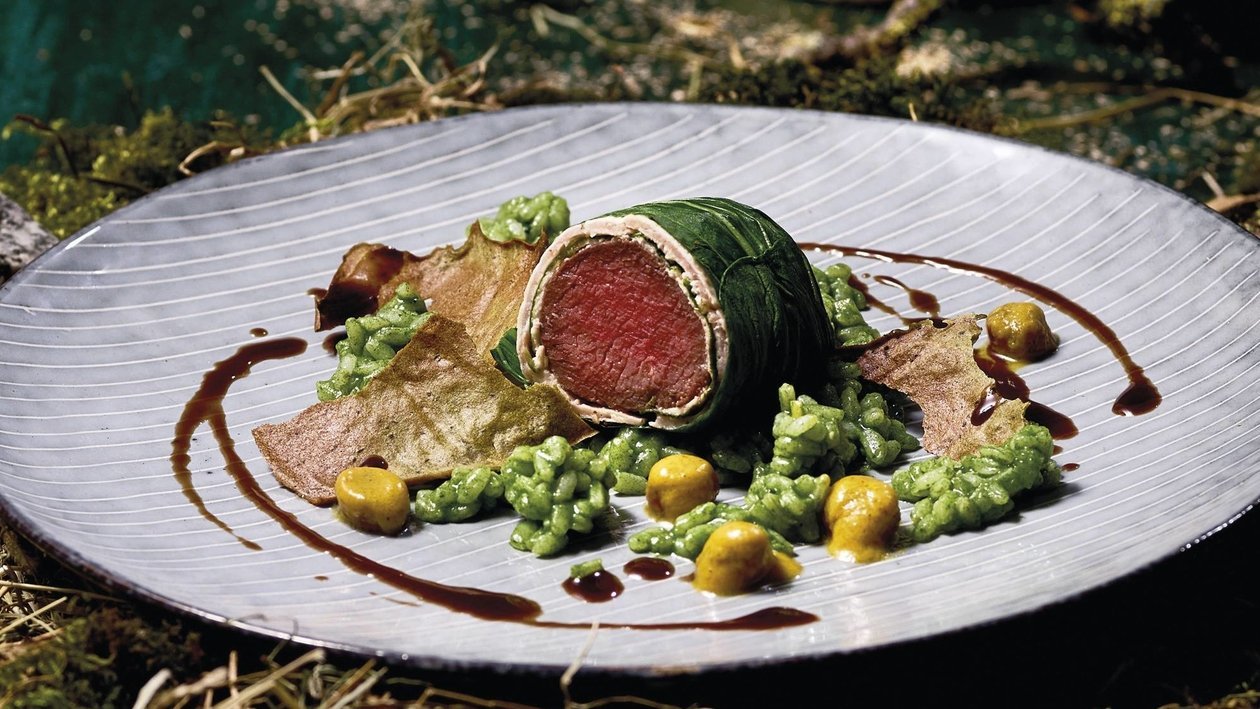 Wildschweinrücken im Räuchermehlteig, Weizengras, Risotto, Belugalinsen, Curry, Rosinen, Rotwein Wildschweinrücken im Räuchermehlteig, Weizengras, Risotto, Belugalinsen, Curry, Rosinen, Rotwein