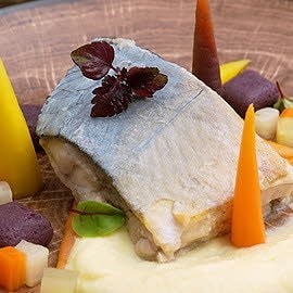 Karpfen "Blau" Sous Vide, Rotkohlwürfel und Kartoffel-Meerrettichschaum Karpfen "Blau" Sous Vide, Rotkohlwürfel und Kartoffel-Meerrettichschaum