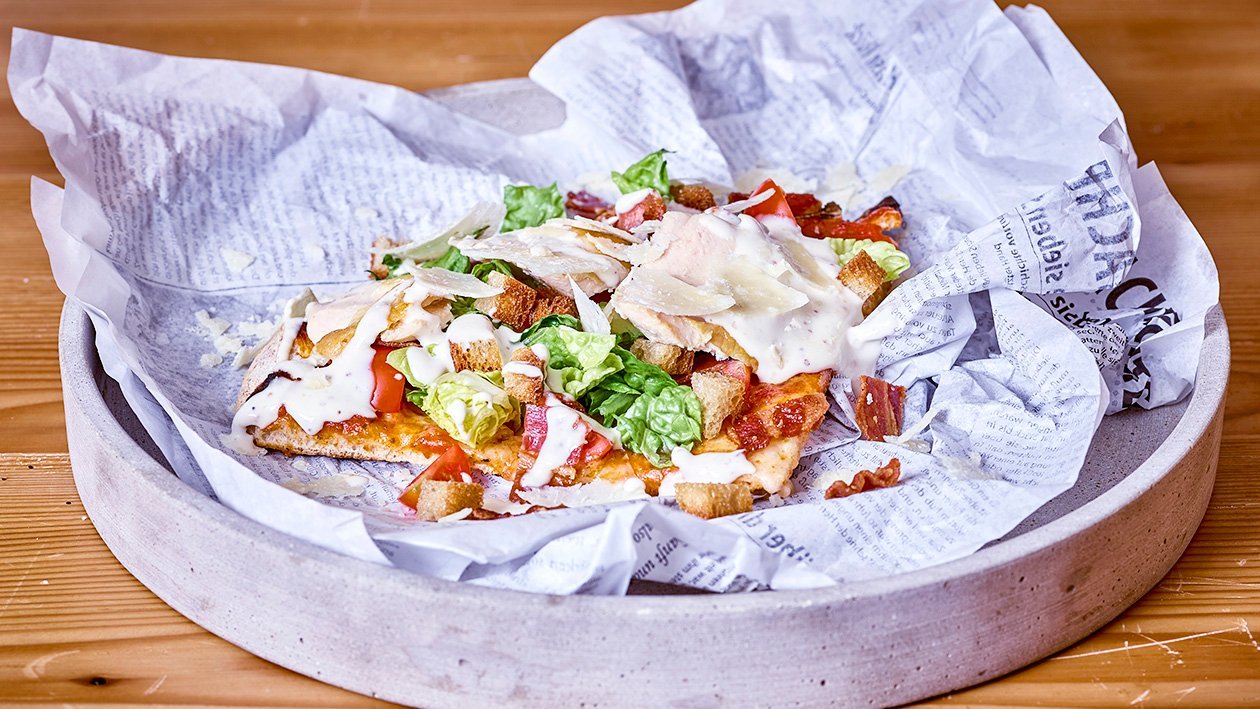 Pizza Margarita belegt mit Caesar Salat –  