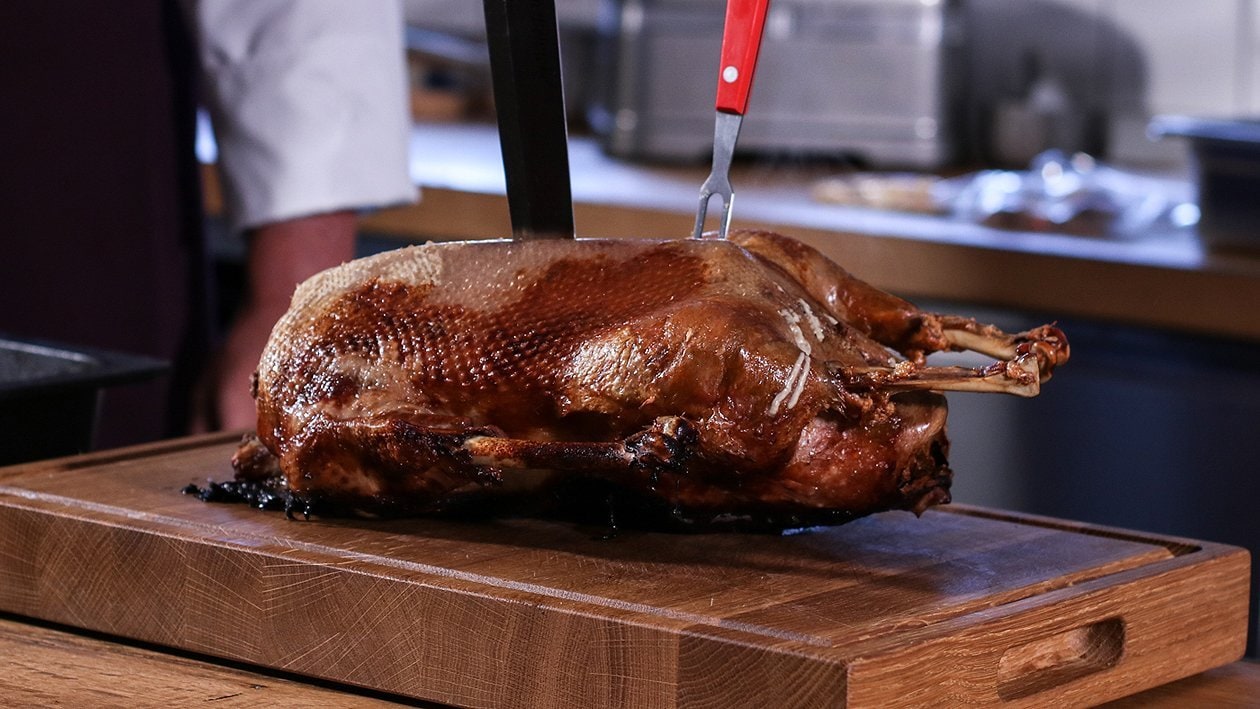 Ein Gänsebraten mit Maronen-Hackfleisch-Füllung als Menü.