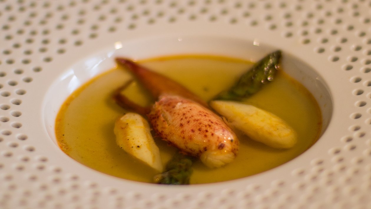 Hummeressenz mit grünem Spargel – Hummeressenz mit grünem Spargel –