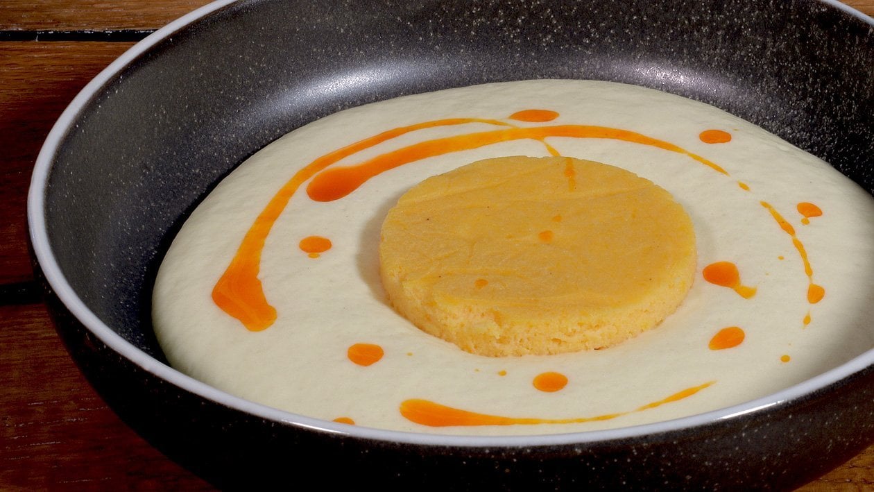 Ein leckerer Kürbisflan mit Kartoffel Espuma und Salat