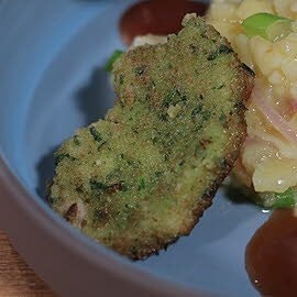 Petersilienschnitzel mit Preiselbeerjus und Kartoffelsalat Petersilienschnitzel mit Preiselbeerjus und Kartoffelsalat