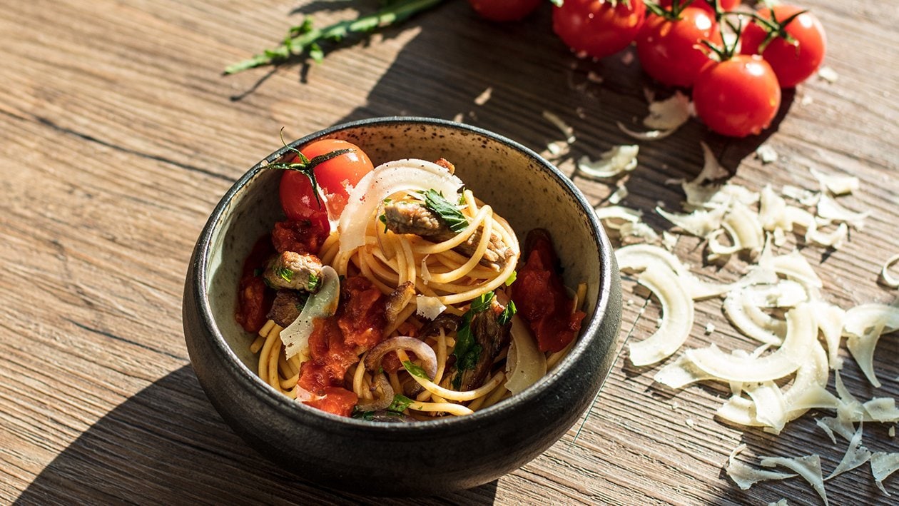 Spaghetti mit Tomatensugo und Rindfleischstreifen –  