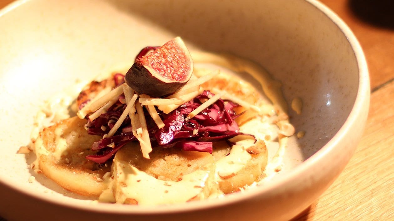 Knödel Carpaccio, Rotkraut, Apfel, Gran Manier- Hollandaise – Knödel Carpaccio, Rotkraut, Apfel, Gran Manier- Hollandaise –
