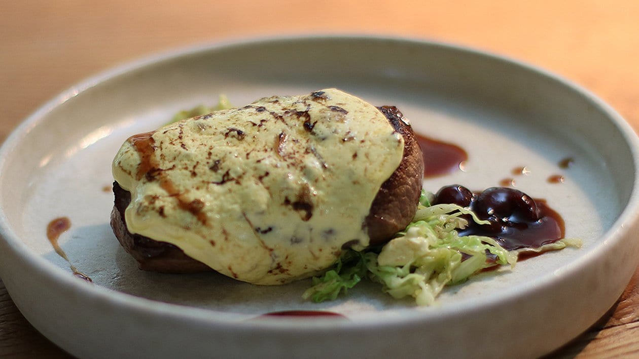 Rehrücken mit Maronen-Hollandaise, Wirsing und Kirschsauce – Rehrücken mit Maronen-Hollandaise, Wirsing und Kirschsauce –
