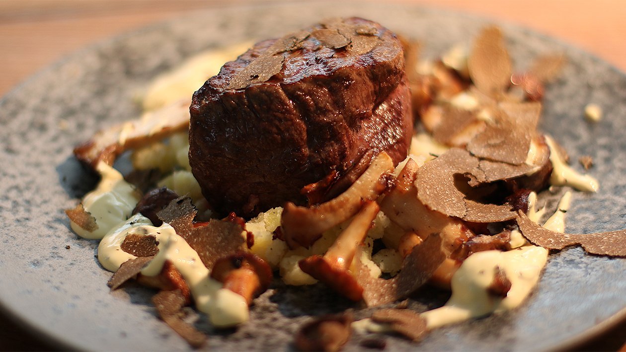 Rinderfilet mit Estragon-Hollandaise, Pilze und Kartoffel-Knoblauch-Stampf –  