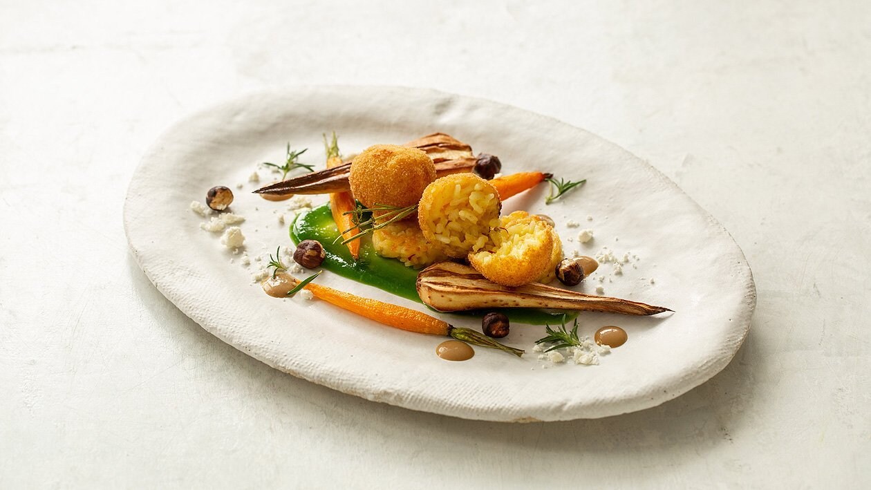 Reisschnitte mit Pilz – Wurzelgemüse, gebackenen Reisbällchen, Getreidesauce und Olivenölstaub – Reisschnitte mit Pilz – Wurzelgemüse, gebackenen Reisbällchen, Getreidesauce und Olivenölstaub –