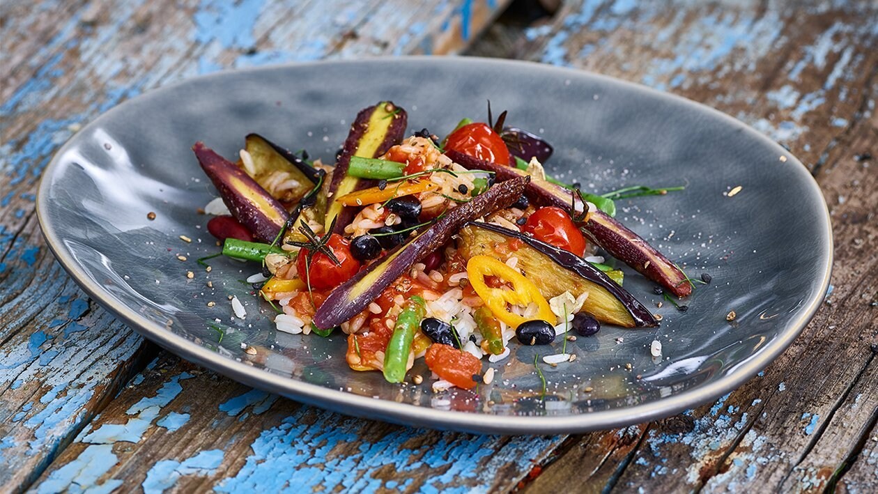 Gebratener Reis mit würzigen Auberginen und Tomatensalsa