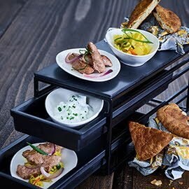 Biryani Reis im Naanbrot und Lammstreifen mit Joghurtdip Biryani Reis im Naanbrot und Lammstreifen mit Joghurtdip
