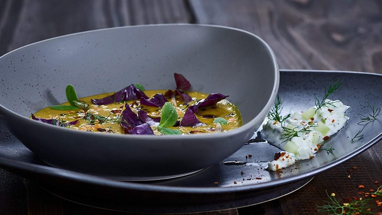 Curry-Linsensuppe mit Rotkohl aus dem Wok mit Ingwer-Raitadip – Curry-Linsensuppe mit Rotkohl aus dem Wok mit Ingwer-Raitadip –