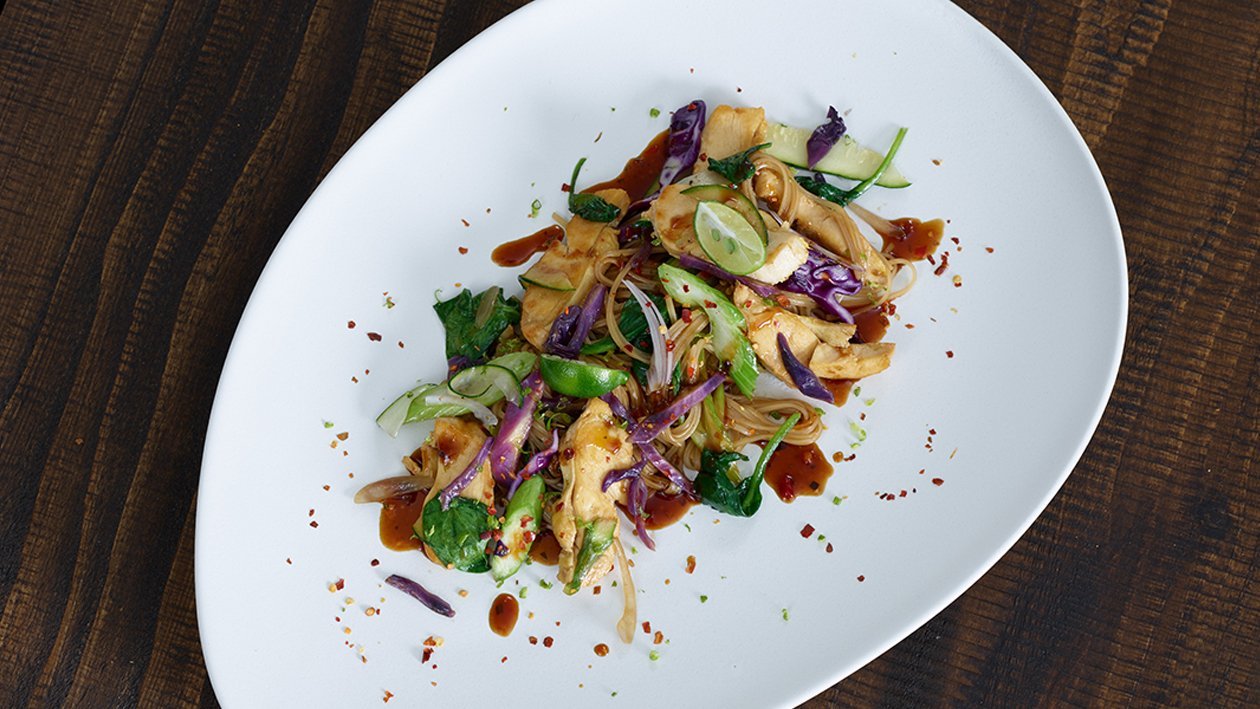 Gebratene Nudeln mit Hühnchenstreifen und Sambal Manis Sauce Gebratene Nudeln mit Hühnchenstreifen und Sambal Manis Sauce