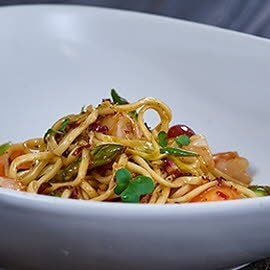 Papaya-Nudelsalat mit Garnelen und Limettenmarinade Papaya-Nudelsalat mit Garnelen und Limettenmarinade
