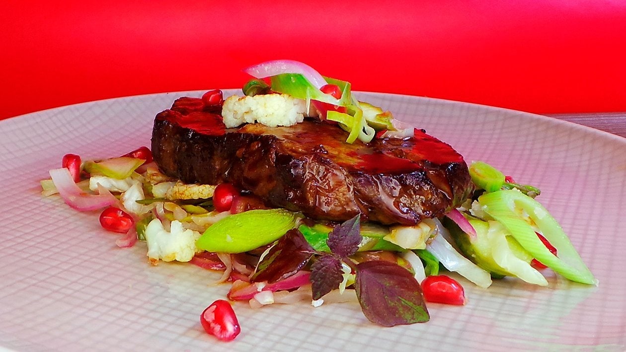 Teriyaki Steak mit geschmortem Gemüse, asiatisch verfeinert