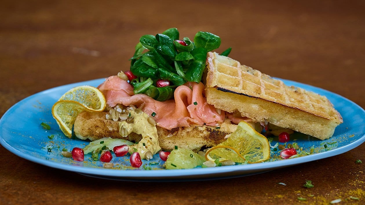 Buchweizenwaffeln mit Räucherlachs und Feldsalat –  