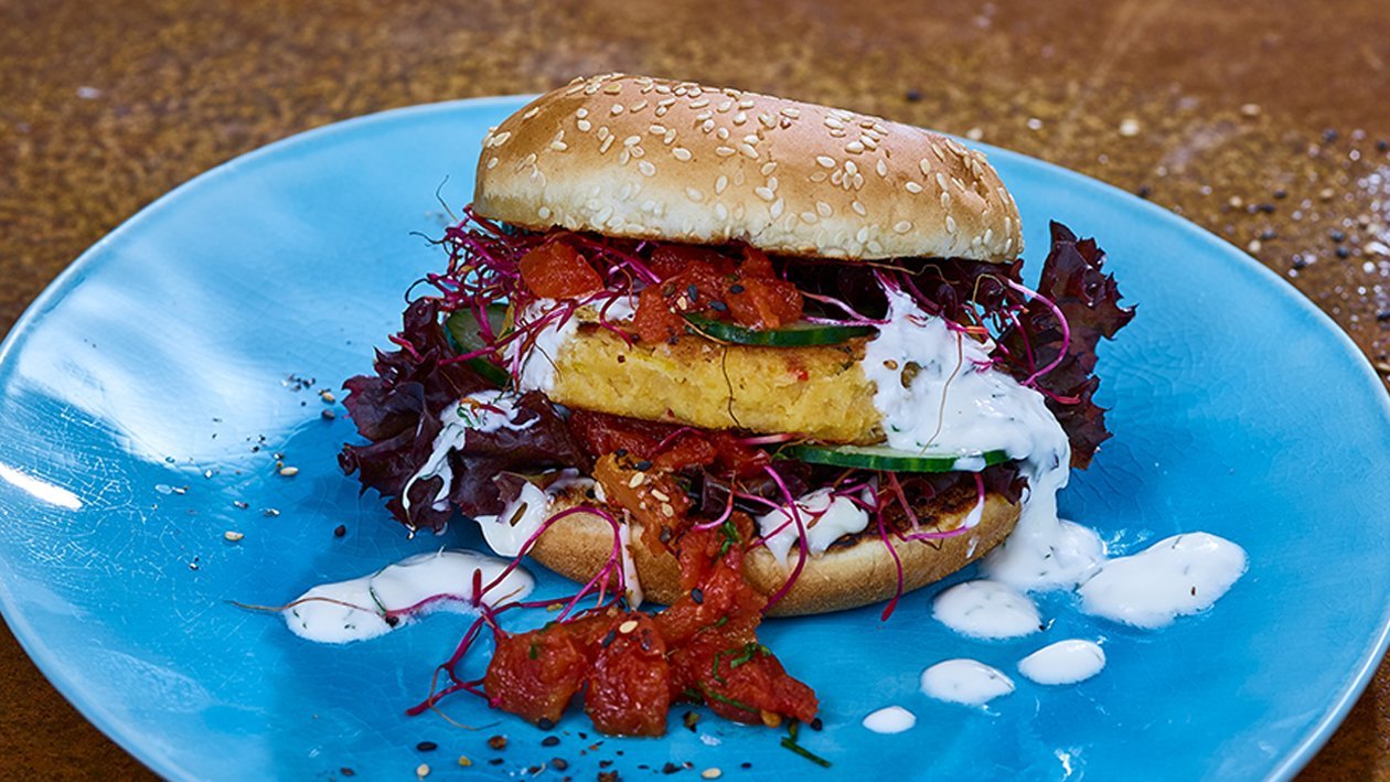Kichererbsen Burger mit Gurke und Minzdip – Kichererbsen Burger mit Gurke und Minzdip –