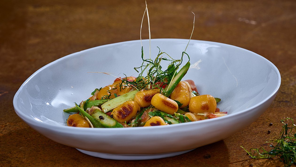 Kumara Gnocchi mit grünem Spargel, Tomaten und Avocado Salsa – Kumara Gnocchi mit grünem Spargel, Tomaten und Avocado Salsa –