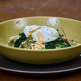 Lauwarmer Nudelsalat mit Babyspinat und pochiertem Ei Lauwarmer Nudelsalat mit Babyspinat und pochiertem Ei