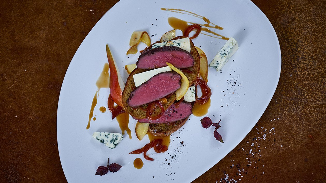 Rehburger mit Blauschimmel-Creme und Bourbon-Zwiebel-Chutney – Rehburger mit Blauschimmel-Creme und Bourbon-Zwiebel-Chutney –