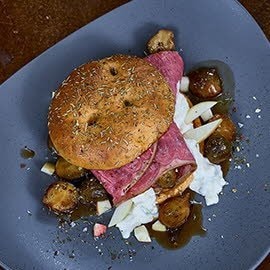 Roastbeef Burger mit Meerrettichdip und Rucola Roastbeef Burger mit Meerrettichdip und Rucola