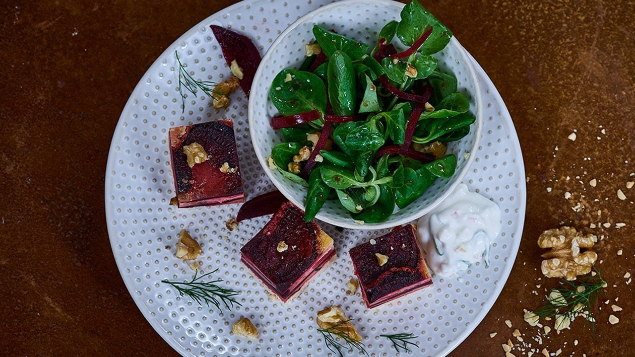 Rote Beet-Quiche mit Feldsalat und Walnüssen