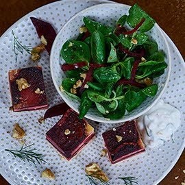 Rote Beet-Quiche mit Feldsalat und Walnüssen Rote Beet-Quiche mit Feldsalat und Walnüssen