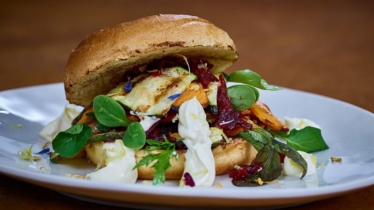 Süßkartoffel-Zucchini-Burger mit Rote Beete-Relish