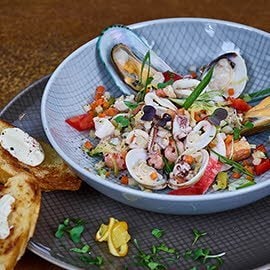 Seafood Salat mit Knoblauchbrot Seafood Salat mit Knoblauchbrot