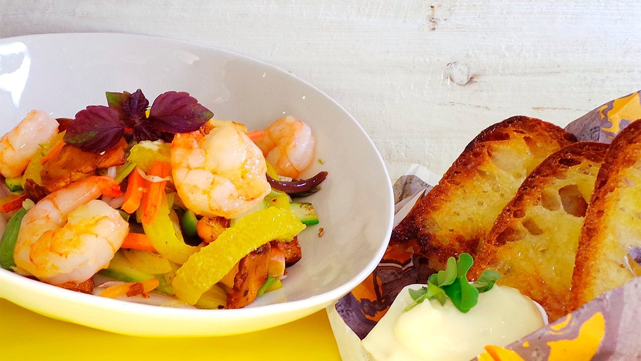 Garnelenpfanne mit Mango, Knoblauchbrot und Aioli –  