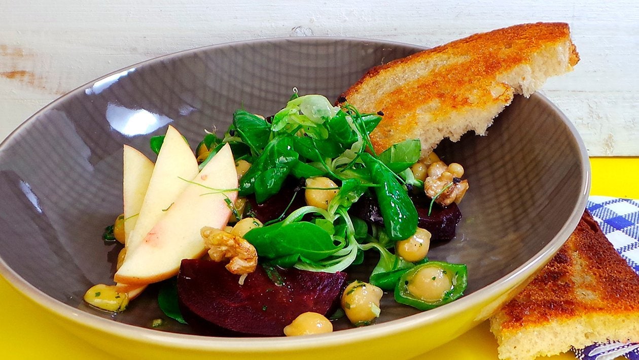 Kichererbsen und Rote Beete-Salat mit Kartoffelbrot