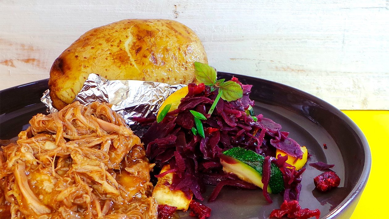 Pulled Truthahn mit Marzipansauce, Rotkohl und Ofenkartoffel