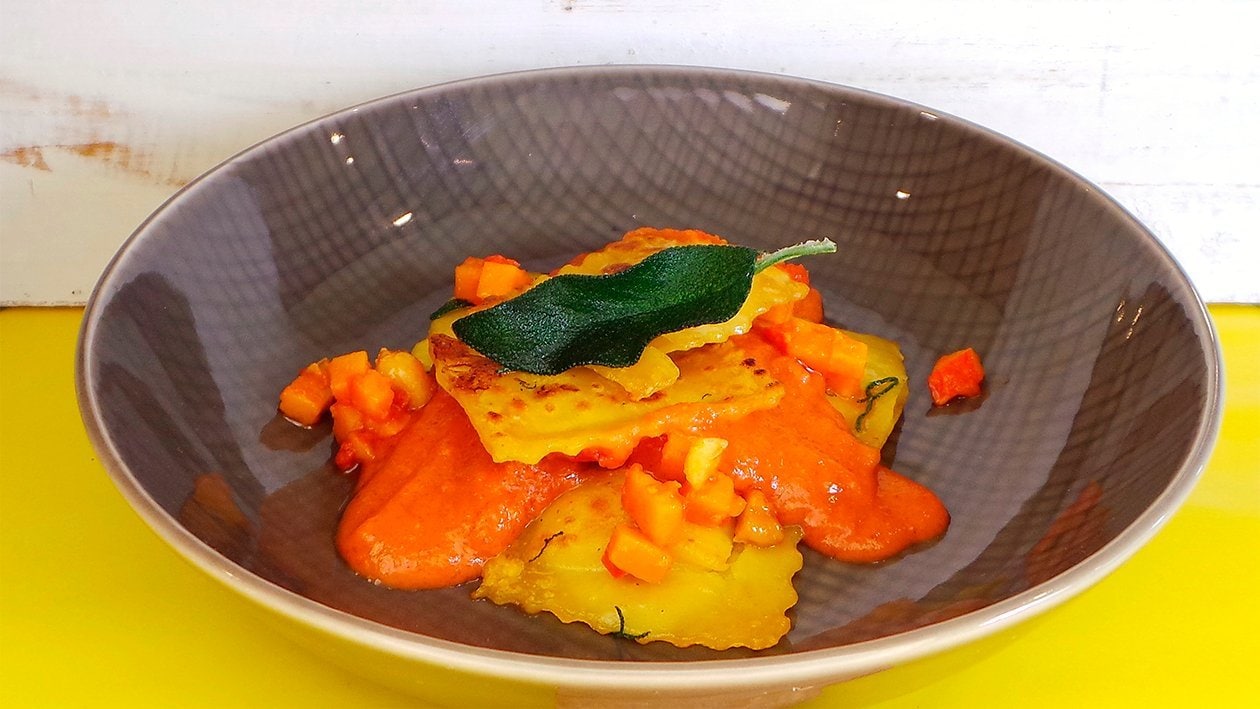 Salbei-Kürbis-Pasta mit Tomatensauce