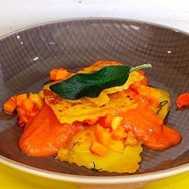 Salbei-Kürbis-Pasta mit Tomatensauce Salbei-Kürbis-Pasta mit Tomatensauce