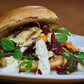 Süßkartoffel-Zucchini-Burger mit Rote Beete-Relish Süßkartoffel-Zucchini-Burger mit Rote Beete-Relish
