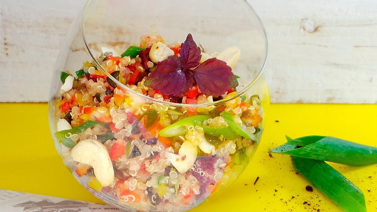 Rezept für einen bunten Salat mit Quinoa und Nüssen