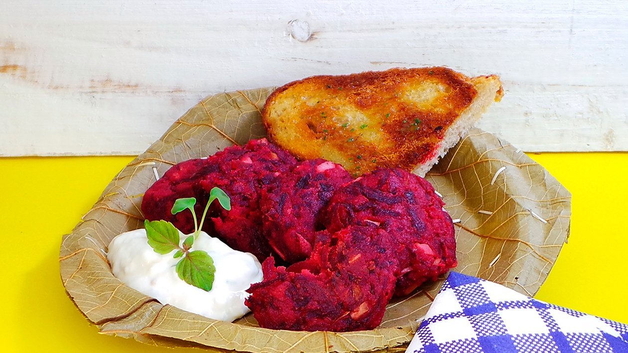Rote Beete Frikadelle mit Meerrettich-Apfel-Dip