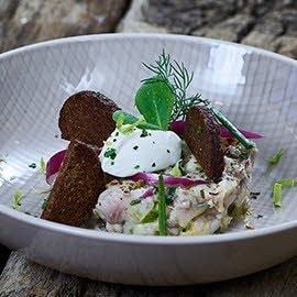 Apfel - Matjestatar mit Meerrettichcreme und Pumpernickel