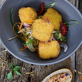 Gebackene Fischwürfel mit Karotten - Fenchelsalat und Sauce Rouille Gebackene Fischwürfel mit Karotten - Fenchelsalat und Sauce Rouille