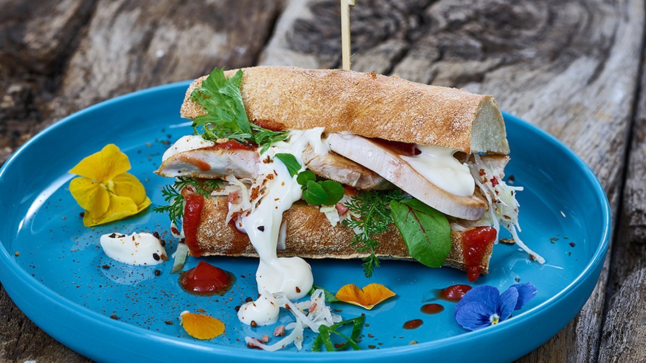 Gegrillte Putenbrust mit Spitzkrautsalat im Sandwich