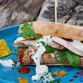 Gegrillte Putenbrust mit Spitzkrautsalat im Sandwich Gegrillte Putenbrust mit Spitzkrautsalat im Sandwich