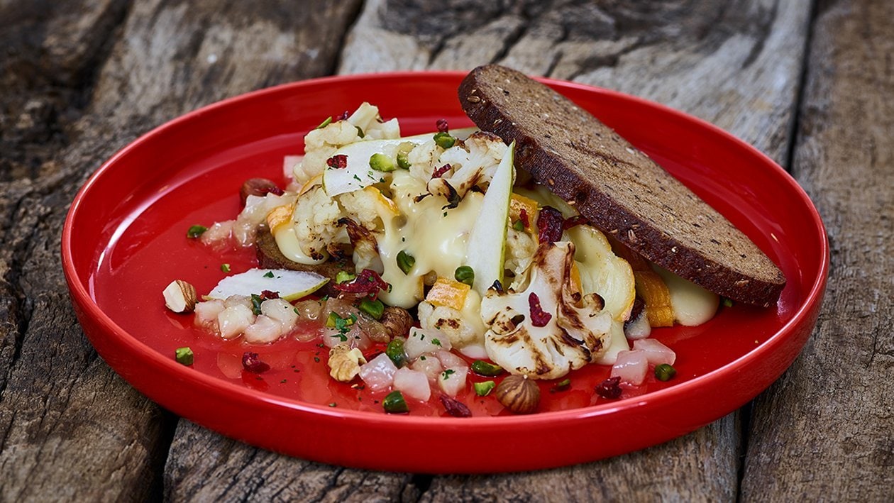 Gegrillter Blumenkohl mit Röstbrot, Birnenkompott und Winzerkäse – Gegrillter Blumenkohl mit Röstbrot, Birnenkompott und Winzerkäse –