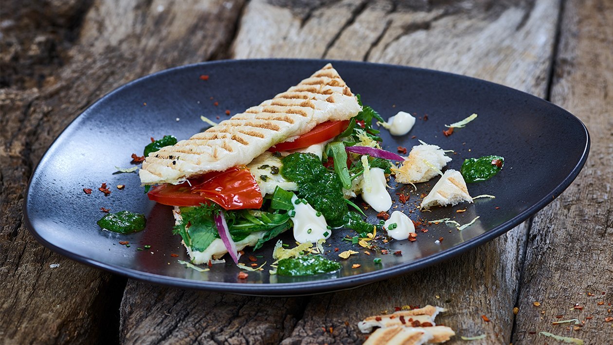 Panini Sandwich mit Tomate, Mozzarella und Rucola und Zwiebelmarmelade –  