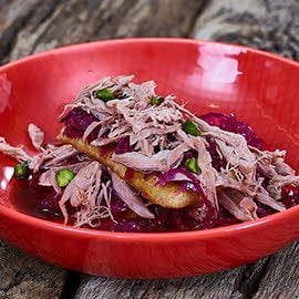 Pulled von der Gans, Semmelknödelscheiben, Chilipreiselbeeren und Rotkrautsalat
