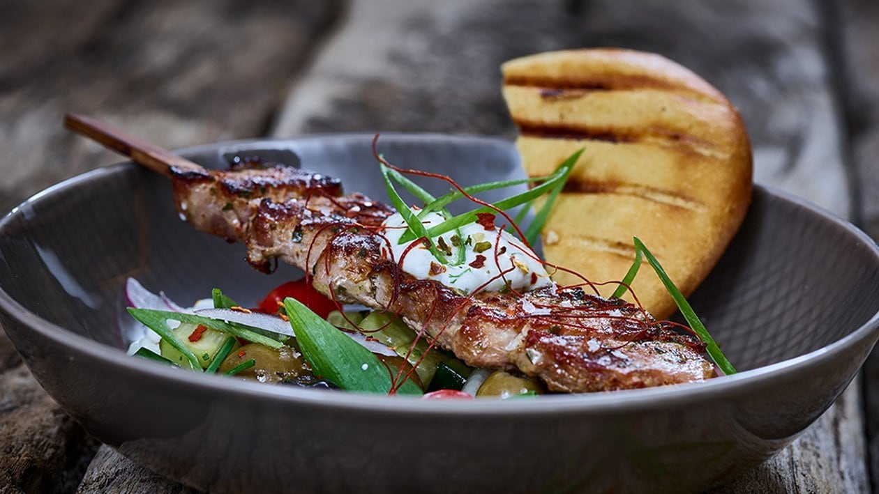 Schweinesouvlaki im Pitabrot mit Tzaziki und griechischem Salat –  