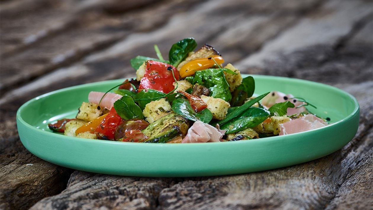 Spanischer Brotsalat mit gegrilltem Gemüse und Bellota Schinken –  