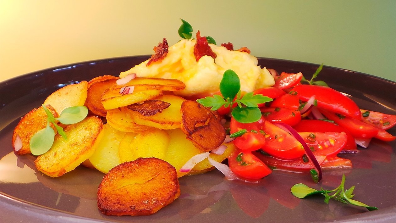 Bratkartoffeln mit Tomaten - Zwiebelsalat, Rührei und Speck