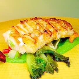Gegrillter Heilbutt mit Erbsen - Minzpüree und geschmorten Salatherzen Gegrillter Heilbutt mit Erbsen - Minzpüree und geschmorten Salatherzen