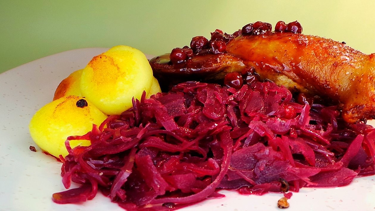 Gänsekeule mit Preiselbeersauce, Rotkraut und Kartoffelknödel – Gänsekeule mit Preiselbeersauce, Rotkraut und Kartoffelknödel –